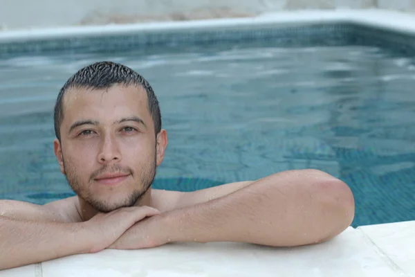 Yüzme Havuzunda Kameraya Bakan Yakışıklı Genç Adamın Yakın Plan Portresi — Stok fotoğraf