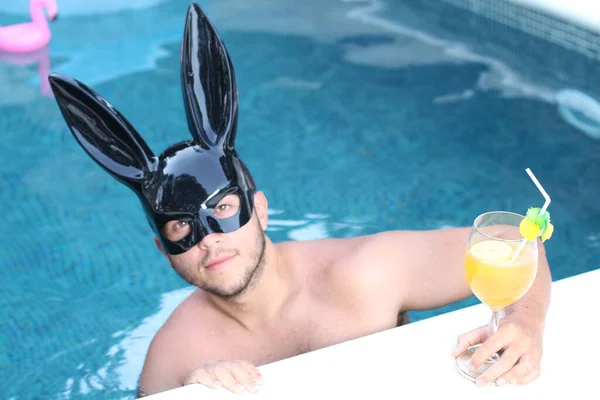 Close Retrato Belo Jovem Látex Coelho Máscara Relaxante Piscina — Fotografia de Stock