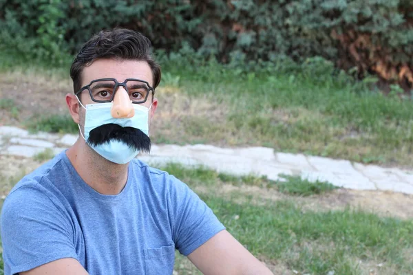 Närbild Porträtt Stilig Ung Man Medicinsk Mask Med Mustasch För — Stockfoto