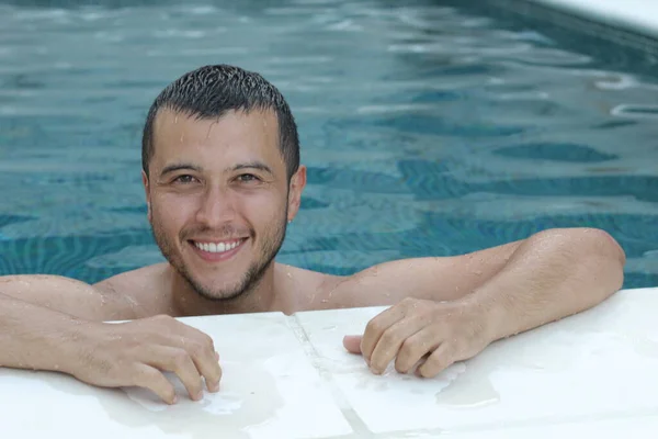 수영장에서 카메라를 잘생긴 청년의 — 스톡 사진