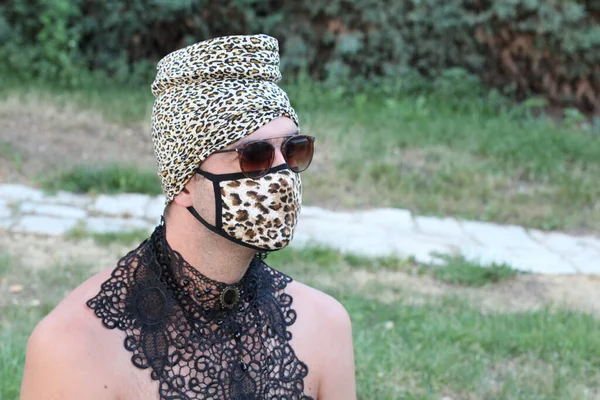 Närbild Porträtt Stilig Ung Man Leopard Mask För Covid Skydd — Stockfoto