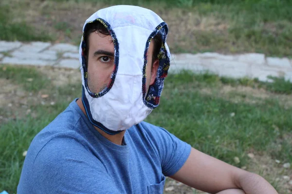 Yeşil Park Tıbbî Maske Yerine Çamaşırlı Yakışıklı Genç Adamın Yakın — Stok fotoğraf