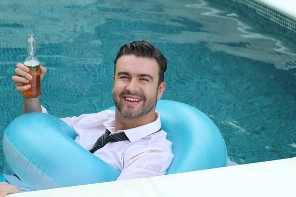 셔츠를 수영장에서 휴식을 취하는 넥타이를 잘생긴 남자의 — 스톡 사진