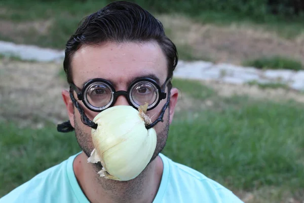 Close Retrato Belo Jovem Óculos Com Cebola Vez Proteção Médica — Fotografia de Stock