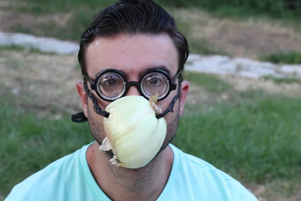 Gözlüklü Yakışıklı Genç Adamın Yakın Plan Portresi Parkta Tıbbi Koruma — Stok fotoğraf