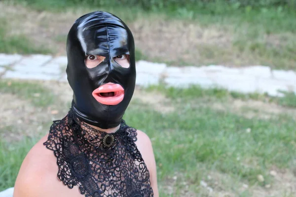 Närbild Porträtt Stilig Ung Man Latex Bdsm Mask Grön Park — Stockfoto