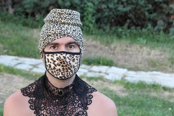 Nahaufnahme Porträt Eines Hübschen Jungen Mannes Mit Leopardenmaske Zum Lebhaften — Stockfoto