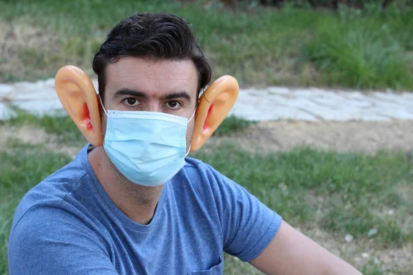 Yeşil Park Korunmak Için Sahte Kulakları Olan Tıbbi Maskeli Yakışıklı — Stok fotoğraf