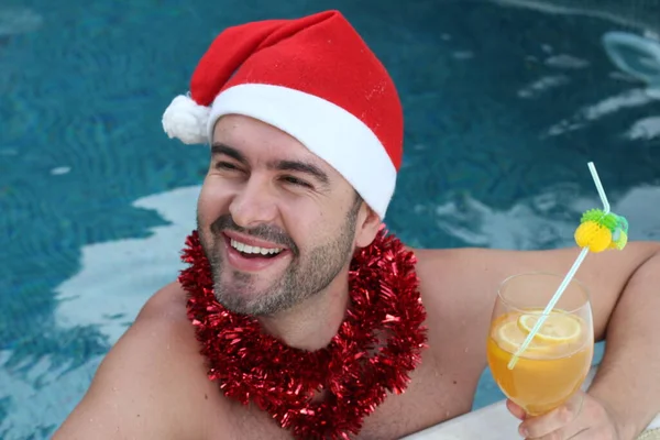 Nahaufnahme Porträt Eines Hübschen Jungen Mannes Mit Weihnachtsmütze Der Sich — Stockfoto