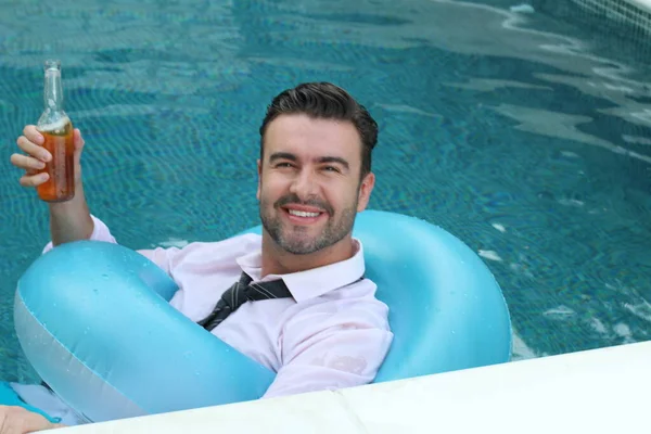 Yüzme Havuzunda Dinlenirken Elinde Bira Şişesi Tutan Beyaz Gömlekli Yakışıklı — Stok fotoğraf