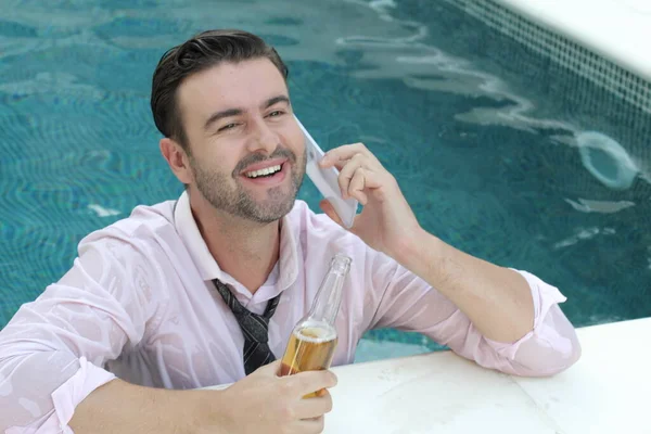 Yüzme Havuzunda Telefonla Konuşurken Elinde Bira Şişesi Tutan Beyaz Gömlekli — Stok fotoğraf