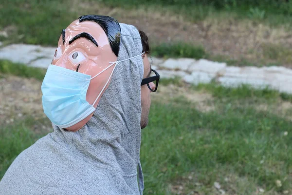 Ritratto Ravvicinato Bel Giovanotto Con Maschera Plastica Facciale Sulla Testa — Foto Stock