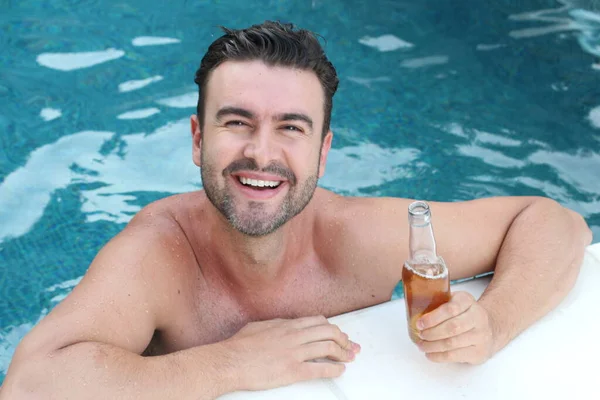 Primer Plano Retrato Joven Guapo Con Botella Cerveza Relajante Piscina — Foto de Stock