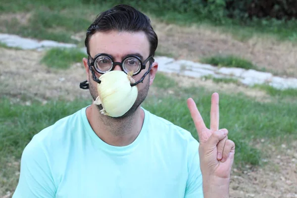 Gözlüklü Yakışıklı Genç Adamın Yakın Plan Portresi Parkta Tıbbi Koruma — Stok fotoğraf