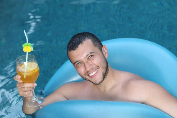 Zblízka Portrét Pohledného Mladého Muže Koktejlem Nafukovací Trubicí Relaxace Bazénu — Stock fotografie