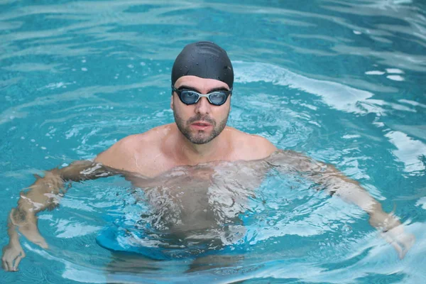 Retrato Cerca Del Joven Guapo Gafas Baño Sombrero Goma Piscina —  Fotos de Stock