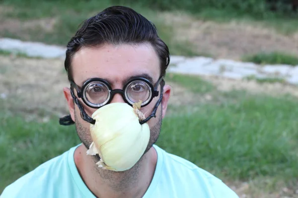 Close Retrato Belo Jovem Óculos Com Cebola Vez Proteção Médica — Fotografia de Stock