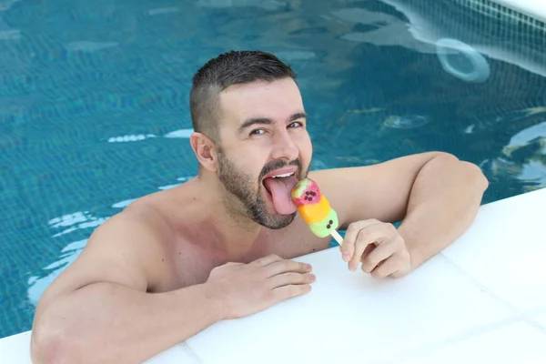 Yüzme Havuzunda Renkli Dondurmayla Yakışıklı Bir Gencin Yakın Plan Portresi — Stok fotoğraf