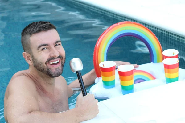 Nahaufnahme Porträt Eines Gutaussehenden Jungen Mannes Schwimmbad Mit Alkoholgläsern Den — Stockfoto