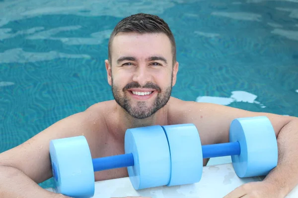 Retrato Cerca Del Joven Guapo Piscina Con Pesas Inflables Mirando — Foto de Stock