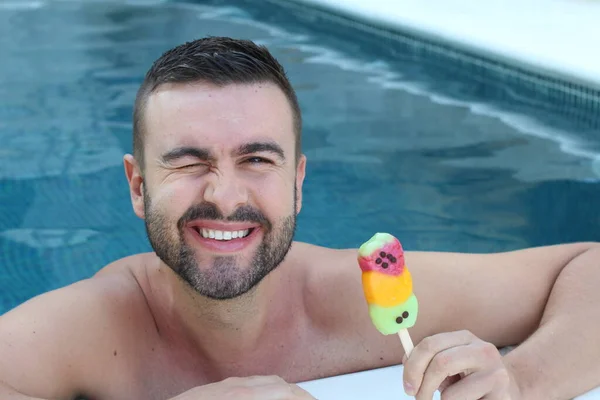 Nahaufnahme Porträt Eines Hübschen Jungen Mannes Schwimmbad Mit Buntem Eis — Stockfoto