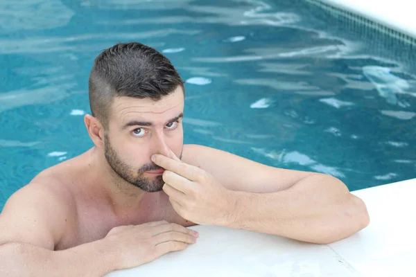 Nahaufnahme Porträt Eines Hübschen Jungen Mannes Schwimmbad Der Die Kamera — Stockfoto