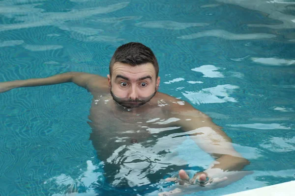 Yüzme Havuzunda Boğulan Yakışıklı Genç Adamın Yakın Plan Portresi — Stok fotoğraf