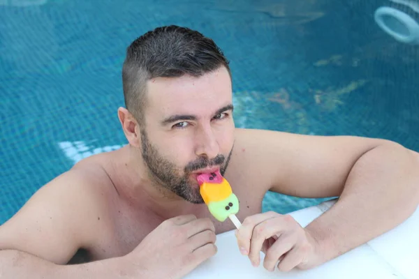 Close Retrato Belo Jovem Piscina Com Sorvete Colorido — Fotografia de Stock