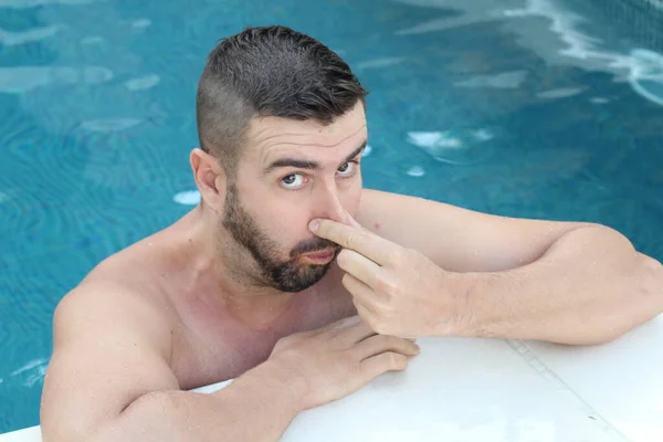 Nahaufnahme Porträt Eines Hübschen Jungen Mannes Schwimmbad Der Die Kamera — Stockfoto