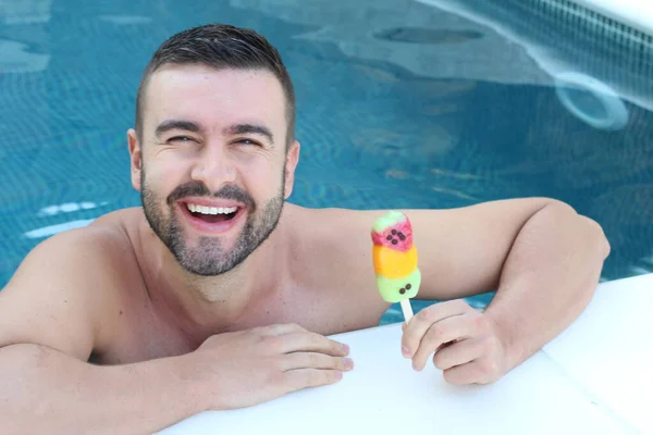 Nahaufnahme Porträt Eines Hübschen Jungen Mannes Schwimmbad Mit Buntem Eis — Stockfoto