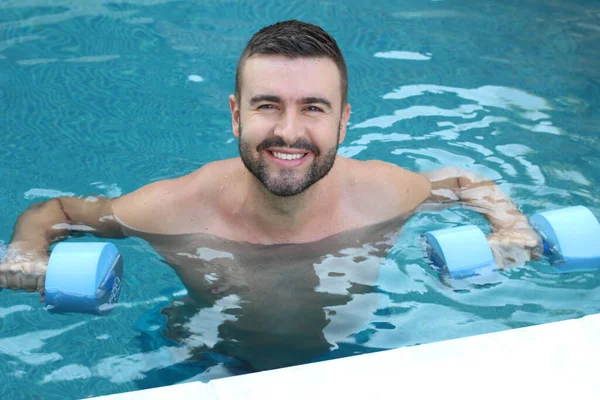 Ritratto Ravvicinato Bel Giovane Che Nuota Con Manubri Gonfiabili Piscina — Foto Stock