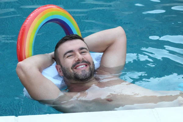 Nahaufnahme Porträt Eines Hübschen Jungen Mannes Schwimmbad Mit Aufblasbarem Kissen — Stockfoto