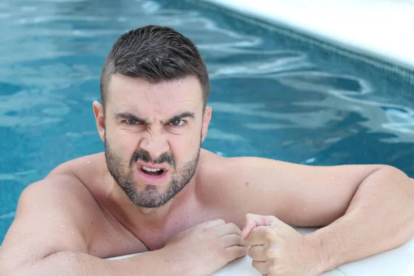 Primer Plano Retrato Joven Guapo Piscina Mirando Cámara — Foto de Stock