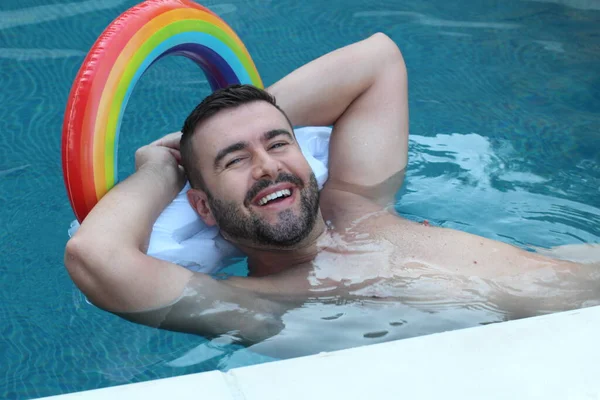 Ritratto Ravvicinato Bel Giovane Piscina Con Cuscino Gonfiabile Con Arcobaleno — Foto Stock