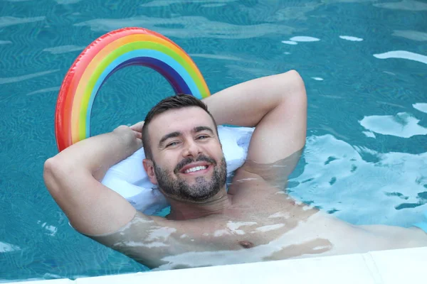 Ritratto Ravvicinato Bel Giovane Piscina Con Cuscino Gonfiabile Con Arcobaleno — Foto Stock