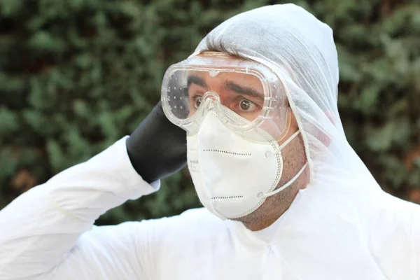 Primer Plano Retrato Joven Con Máscara Protección Médica Gafas Traje — Foto de Stock