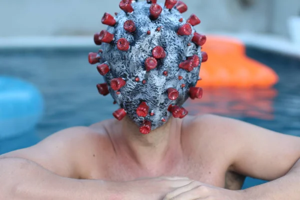 코로나 바이러스가 수영장에 잘생긴 청년의 근접촬영 — 스톡 사진