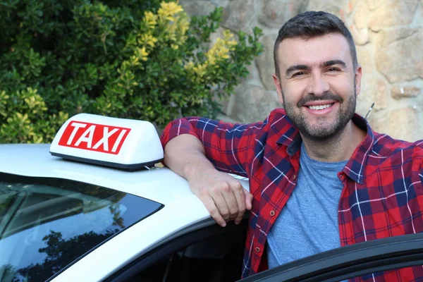 Portret Przystojnego Młodego Taksówkarza Jego Samochodu — Zdjęcie stockowe
