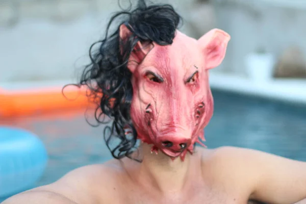 Close Retrato Belo Jovem Horror Porco Máscara Piscina — Fotografia de Stock