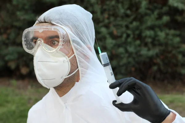 Primer Plano Retrato Joven Con Máscara Protección Médica Gafas Traje — Foto de Stock