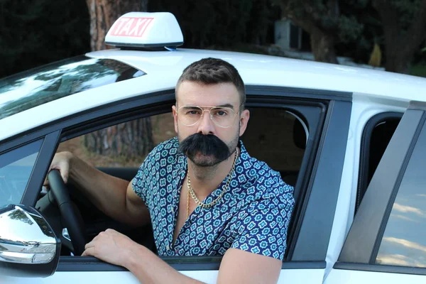 Портрет Красивого Молодого Таксиста Своей Машиной — стоковое фото