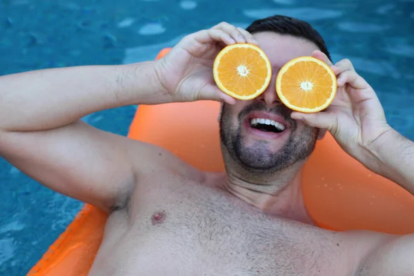 Close Retrato Belo Jovem Flutuando Colchão Inflável Segurando Metades Laranja — Fotografia de Stock