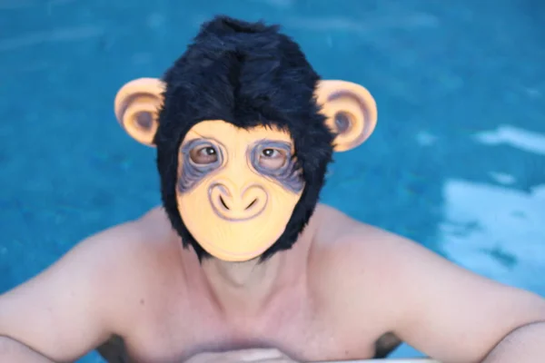 Nahaufnahme Porträt Eines Hübschen Jungen Mannes Mit Affenmaske Schwimmbad — Stockfoto