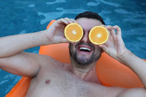 Close Retrato Belo Jovem Flutuando Colchão Inflável Segurando Metades Laranja — Fotografia de Stock