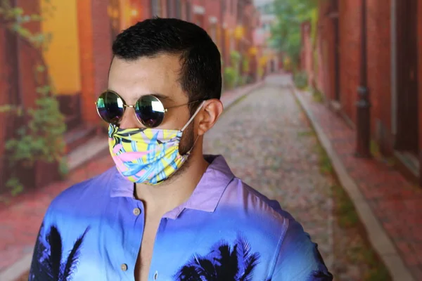 Ritratto Ravvicinato Bel Giovanotto Camicia Colorata Maschera Protettiva Medica Nel — Foto Stock