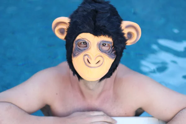 Nahaufnahme Porträt Eines Hübschen Jungen Mannes Mit Affenmaske Schwimmbad — Stockfoto