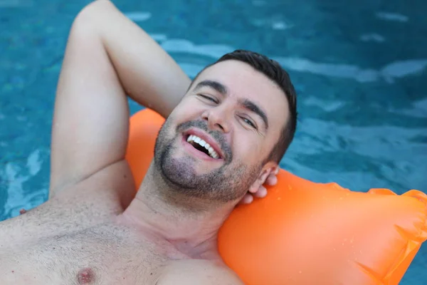 Close Retrato Belo Jovem Flutuando Colchão Inflável Piscina — Fotografia de Stock