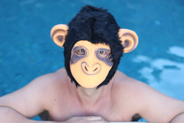 Nahaufnahme Porträt Eines Hübschen Jungen Mannes Mit Affenmaske Schwimmbad — Stockfoto