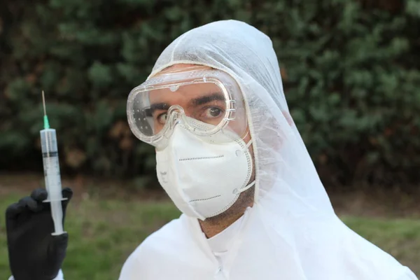 Primer Plano Retrato Joven Con Máscara Protección Médica Gafas Traje — Foto de Stock