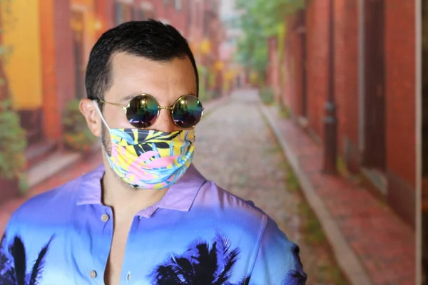 公園でカラフルなシャツと医療保護マスクのハンサムな若い男のクローズアップ肖像画 — ストック写真